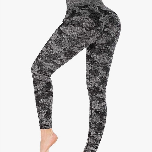 Black and gray cammo leggings, size medium,high waist. Ruched rear. Seamless. - Picture 6 of 6